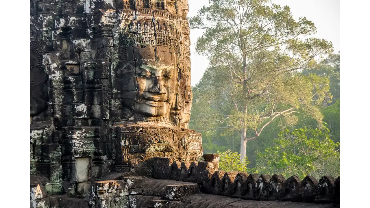 Bayon temple_Serva_Travel